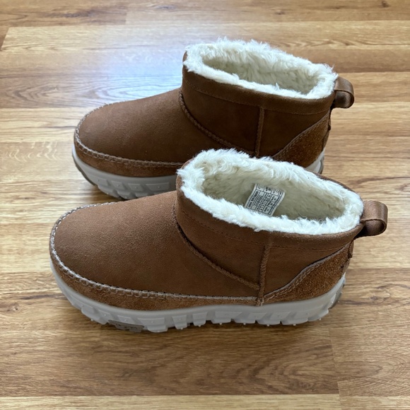 UGG Women’s Venture Daze Ultra Mini boots - Picture 3 of 12